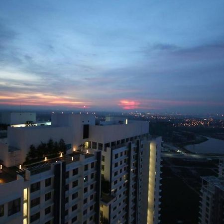 Lovely 3-Bedroom Serviced Apartment @ Cyberjaya Buitenkant foto