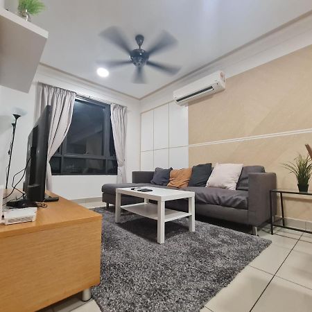 Lovely 3-Bedroom Serviced Apartment @ Cyberjaya Buitenkant foto