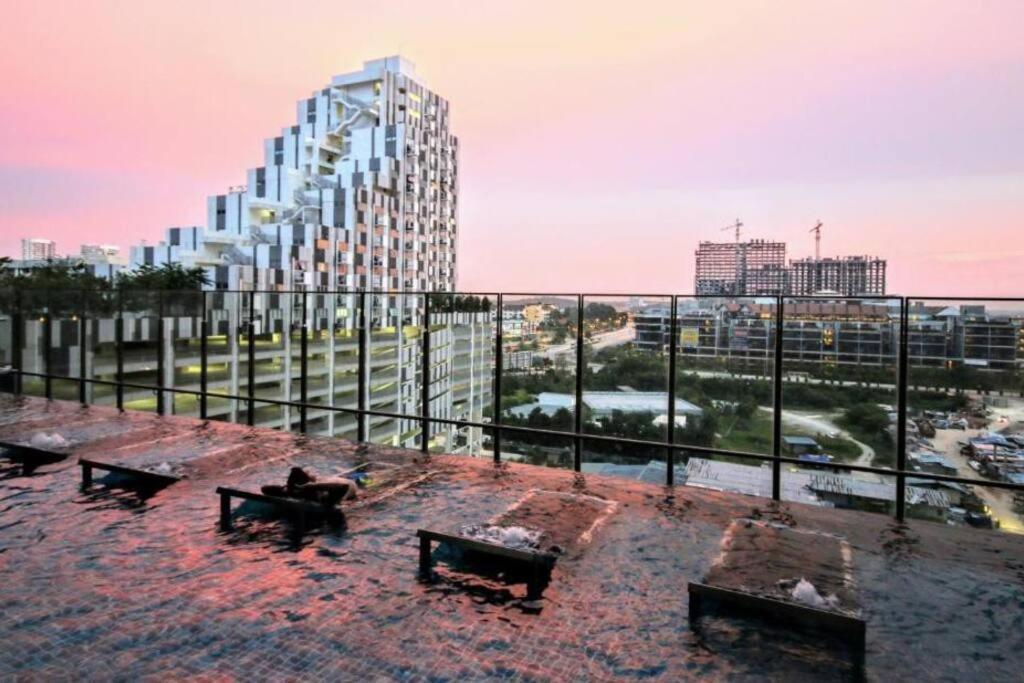 Lovely 3-Bedroom Serviced Apartment @ Cyberjaya Buitenkant foto