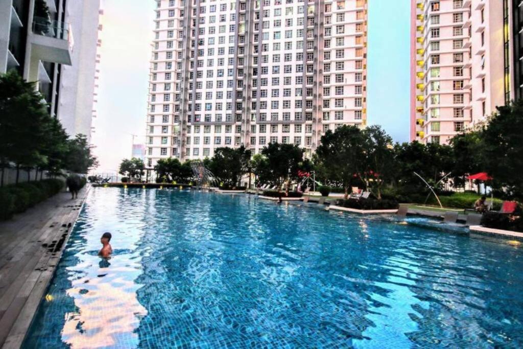 Lovely 3-Bedroom Serviced Apartment @ Cyberjaya Buitenkant foto