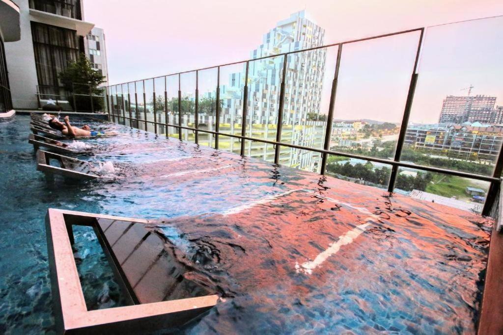 Lovely 3-Bedroom Serviced Apartment @ Cyberjaya Buitenkant foto