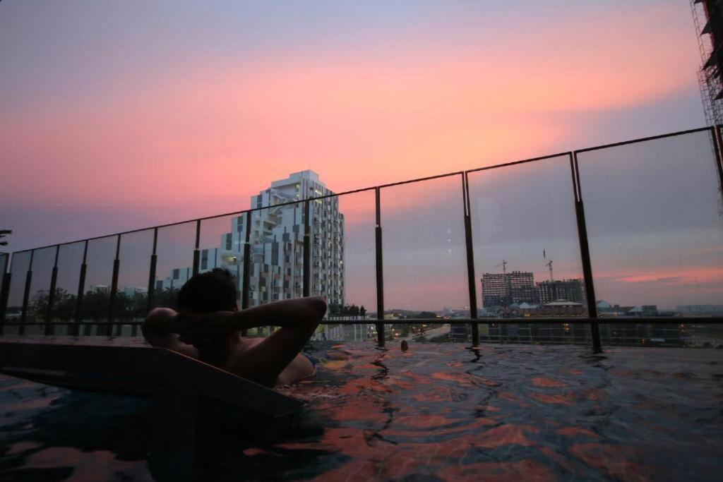 Lovely 3-Bedroom Serviced Apartment @ Cyberjaya Buitenkant foto