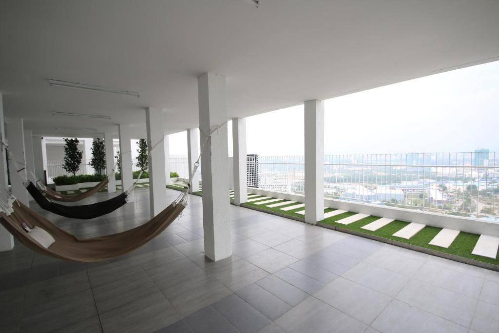Lovely 3-Bedroom Serviced Apartment @ Cyberjaya Buitenkant foto