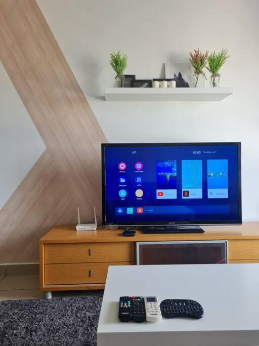 Lovely 3-Bedroom Serviced Apartment @ Cyberjaya Buitenkant foto