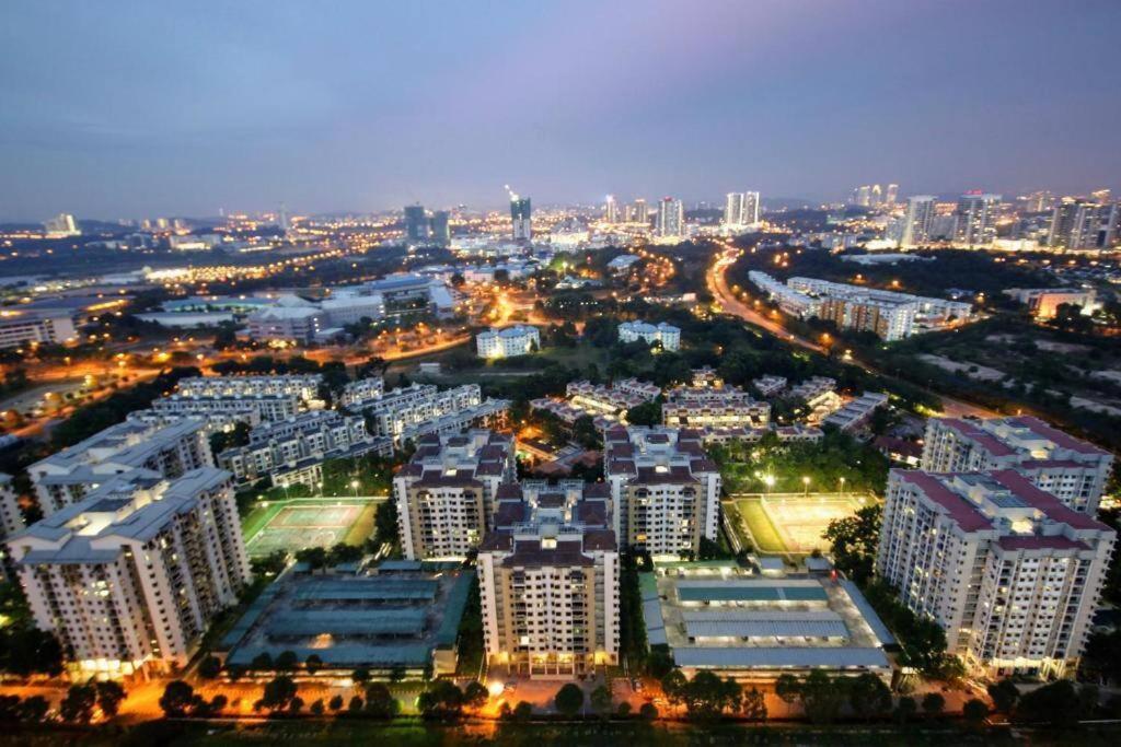 Lovely 3-Bedroom Serviced Apartment @ Cyberjaya Buitenkant foto